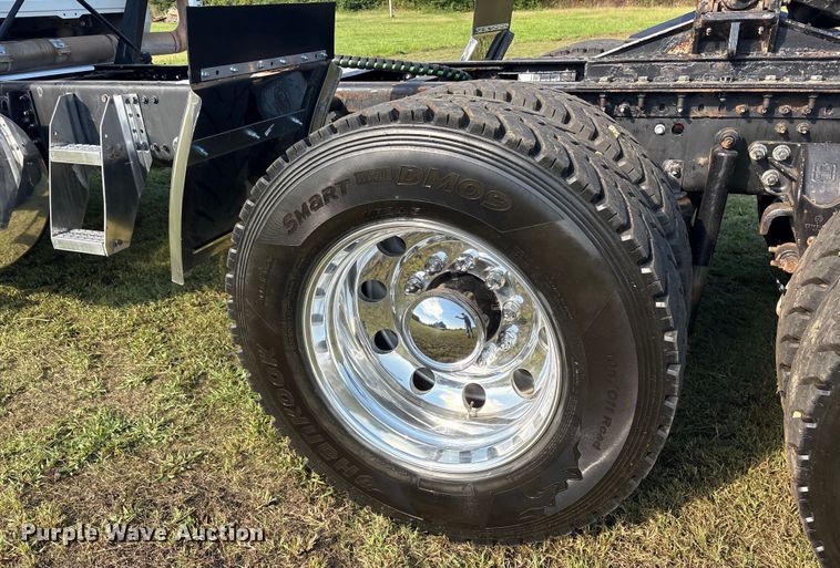 image for item DM1967 2013 Mack CHU613  semi truck