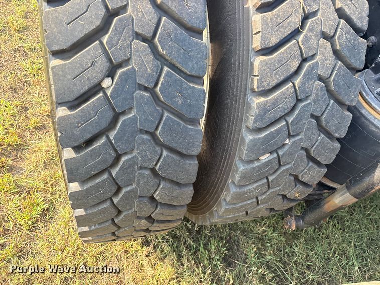 image for item DM1967 2013 Mack CHU613  semi truck