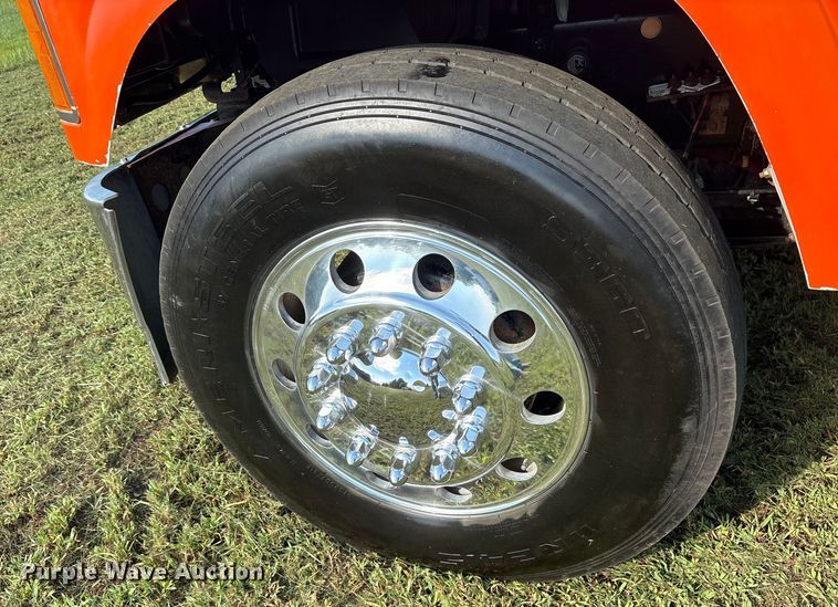 image for item DM1967 2013 Mack CHU613  semi truck