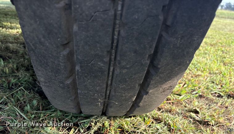 image for item DM1967 2013 Mack CHU613  semi truck