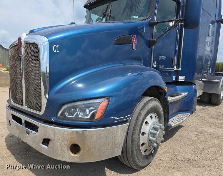image for item DR3982 2009 Kenworth T660 semi truck