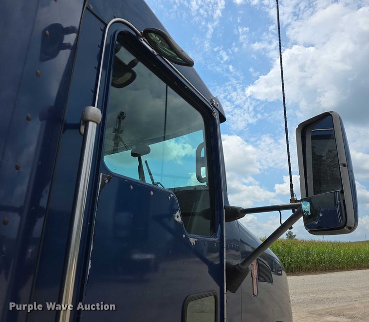 image for item DR3982 2009 Kenworth T660 semi truck