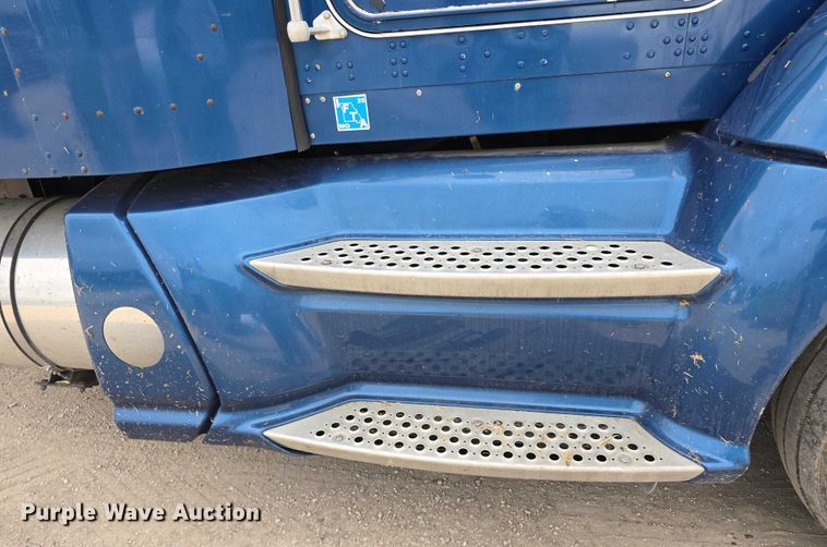 image for item DR3982 2009 Kenworth T660 semi truck