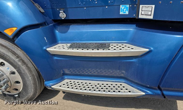 image for item DR3982 2009 Kenworth T660 semi truck