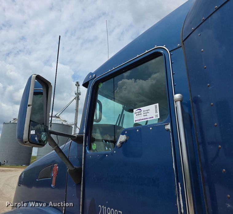 image for item DR3982 2009 Kenworth T660 semi truck