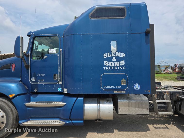 image for item DR3982 2009 Kenworth T660 semi truck