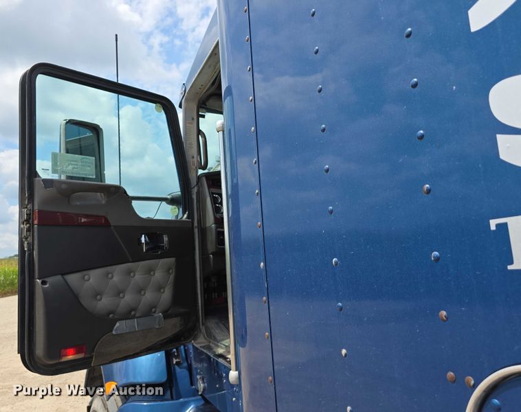 image for item DR3982 2009 Kenworth T660 semi truck