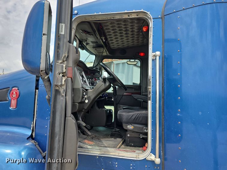 image for item DR3982 2009 Kenworth T660 semi truck