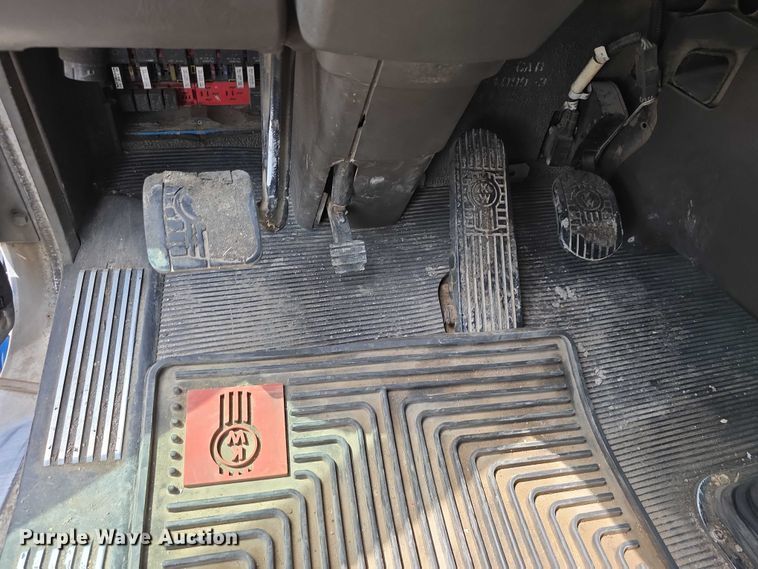 image for item DR3982 2009 Kenworth T660 semi truck