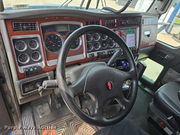 image for item DR3982 2009 Kenworth T660 semi truck