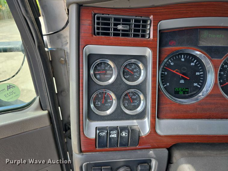 image for item DR3982 2009 Kenworth T660 semi truck