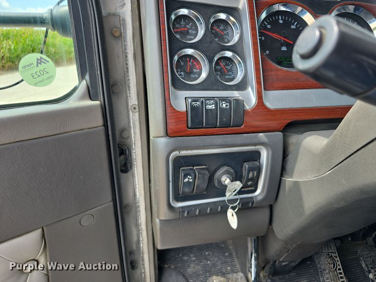 image for item DR3982 2009 Kenworth T660 semi truck