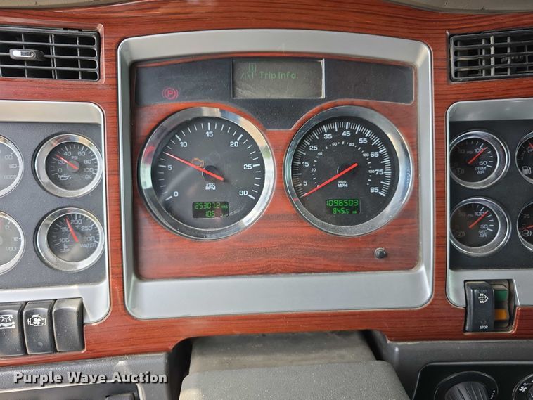 image for item DR3982 2009 Kenworth T660 semi truck