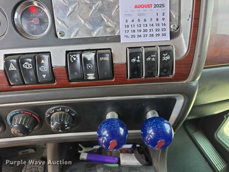 image for item DR3982 2009 Kenworth T660 semi truck