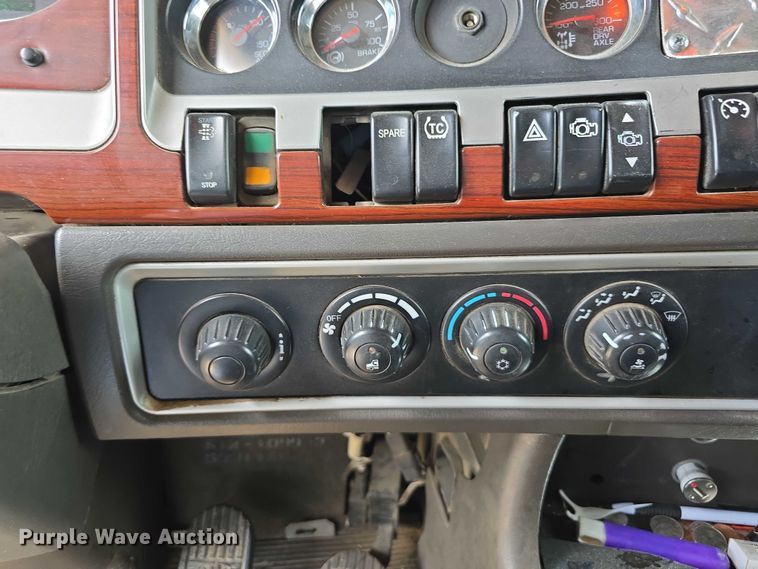 image for item DR3982 2009 Kenworth T660 semi truck