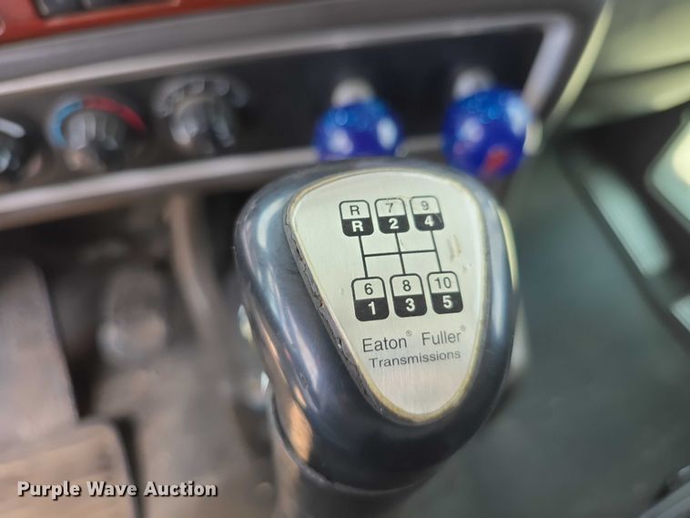 image for item DR3982 2009 Kenworth T660 semi truck