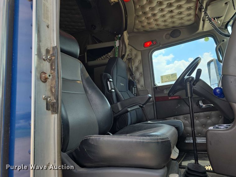 image for item DR3982 2009 Kenworth T660 semi truck
