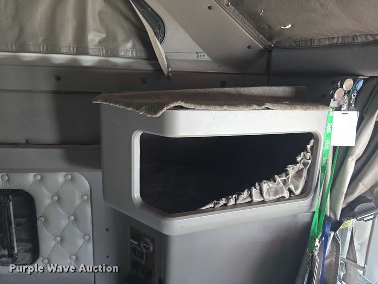 image for item DR3982 2009 Kenworth T660 semi truck