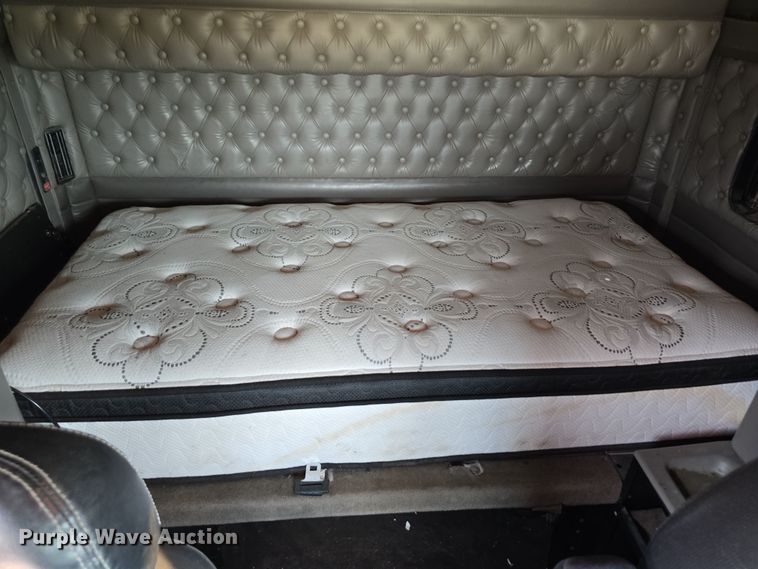 image for item DR3982 2009 Kenworth T660 semi truck