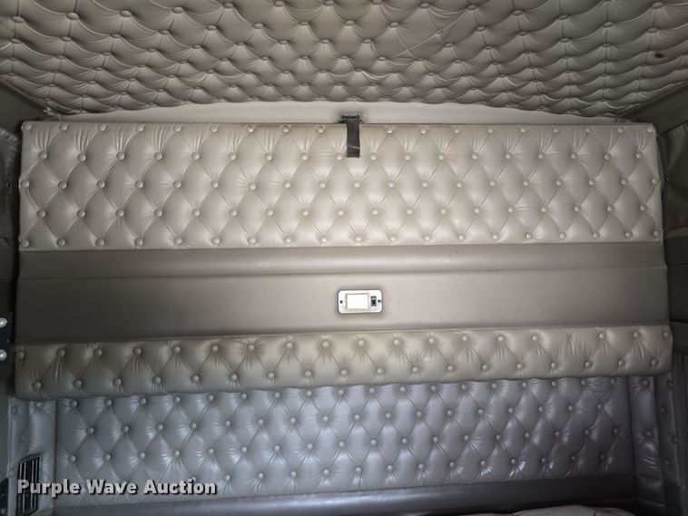 image for item DR3982 2009 Kenworth T660 semi truck