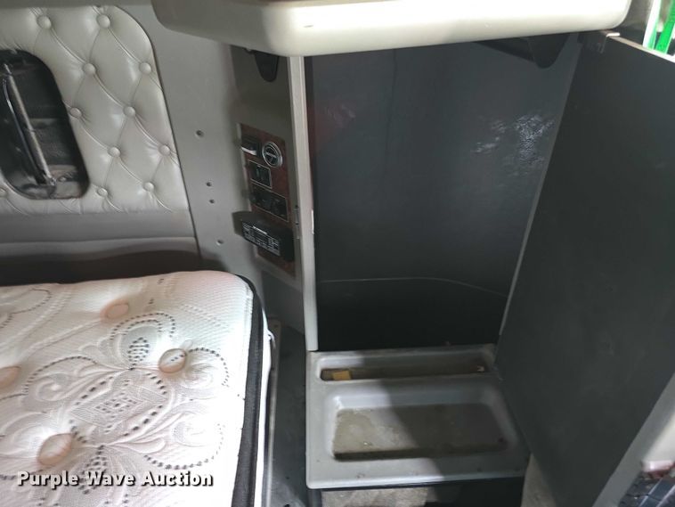 image for item DR3982 2009 Kenworth T660 semi truck