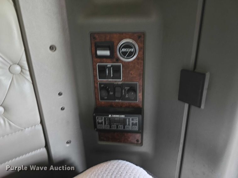 image for item DR3982 2009 Kenworth T660 semi truck