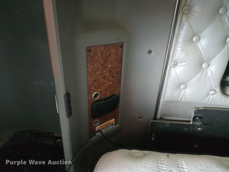 image for item DR3982 2009 Kenworth T660 semi truck