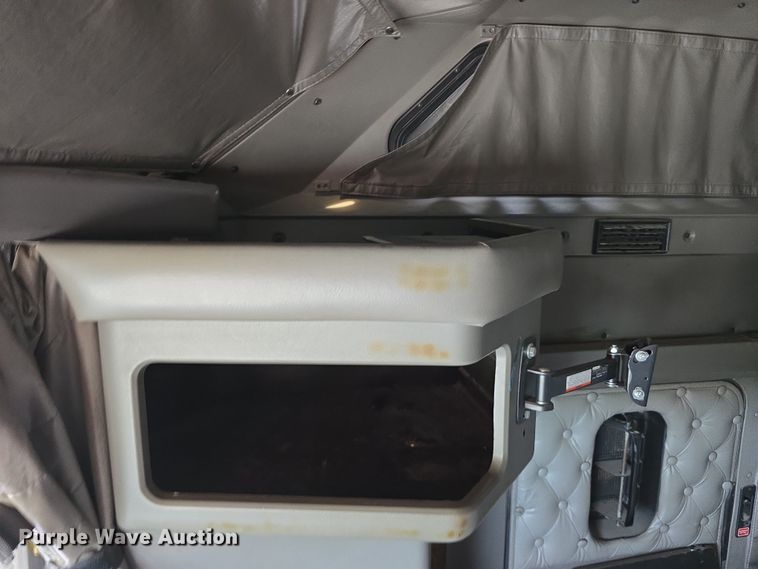 image for item DR3982 2009 Kenworth T660 semi truck