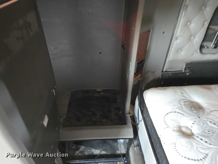 image for item DR3982 2009 Kenworth T660 semi truck