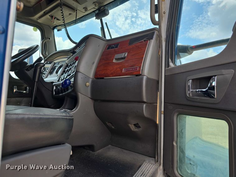 image for item DR3982 2009 Kenworth T660 semi truck