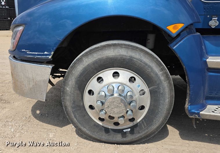 image for item DR3982 2009 Kenworth T660 semi truck