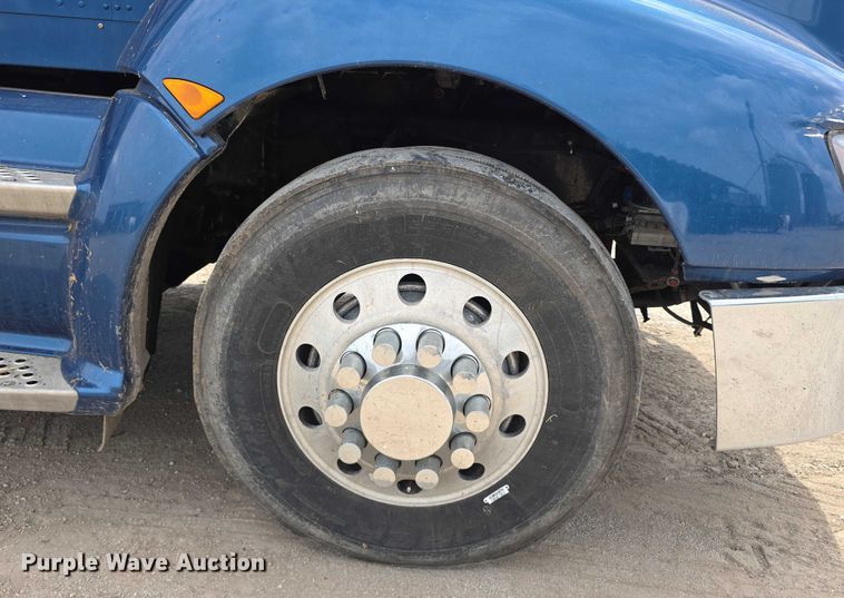 image for item DR3982 2009 Kenworth T660 semi truck