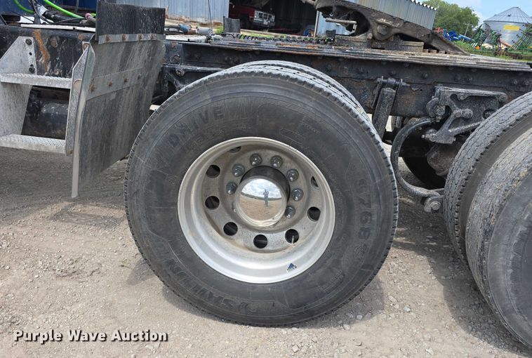 image for item DR3982 2009 Kenworth T660 semi truck