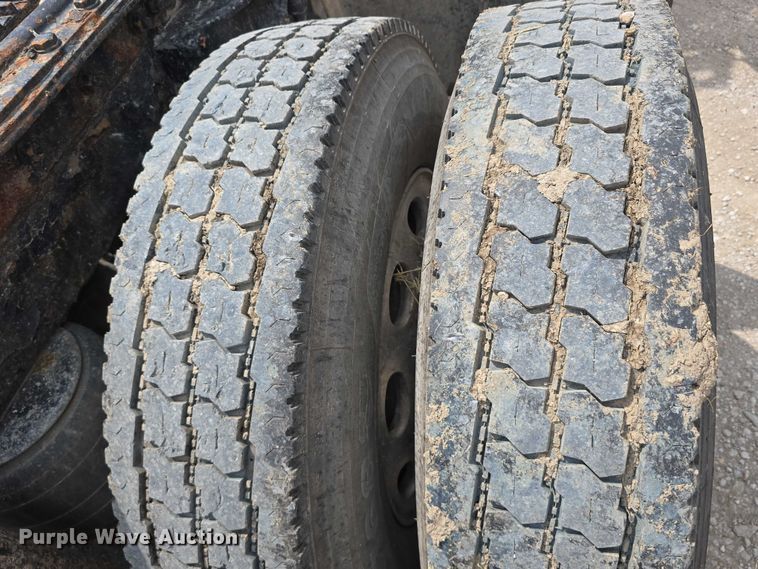 image for item DR3982 2009 Kenworth T660 semi truck