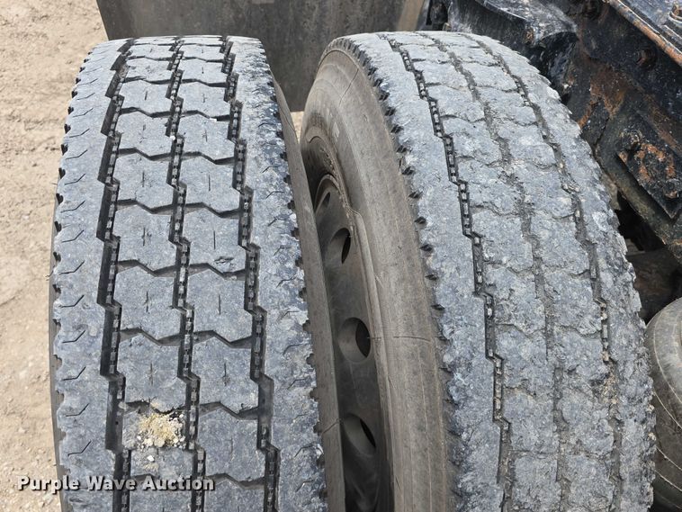 image for item DR3982 2009 Kenworth T660 semi truck