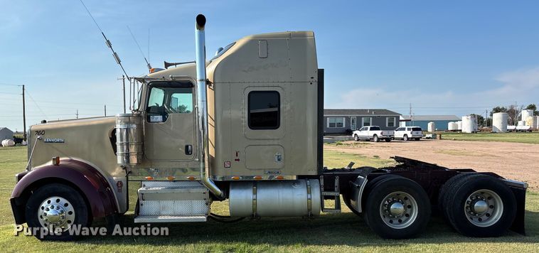 image for item DT3277 2005 Kenworth W900 semi truck