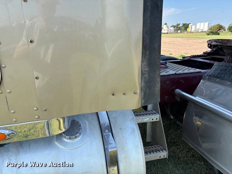 image for item DT3277 2005 Kenworth W900 semi truck