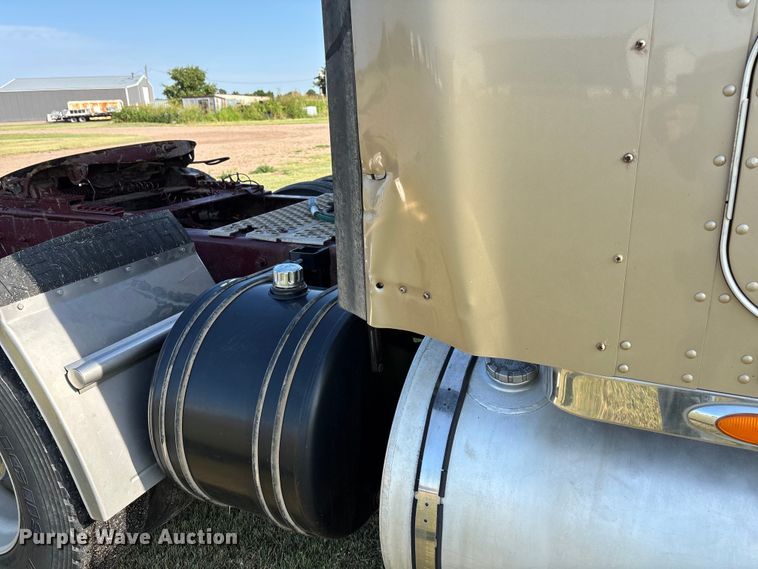 image for item DT3277 2005 Kenworth W900 semi truck