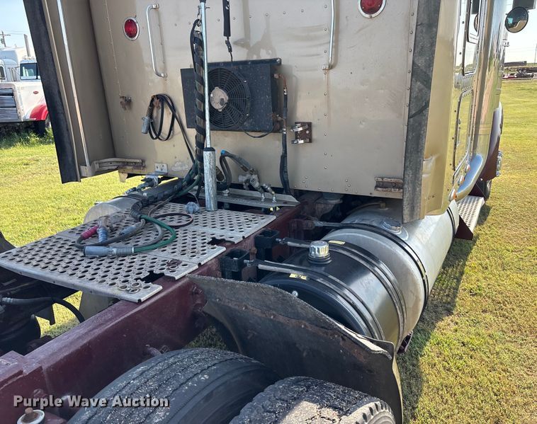 image for item DT3277 2005 Kenworth W900 semi truck