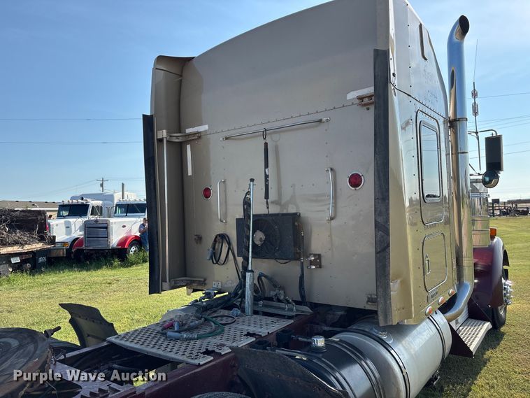 image for item DT3277 2005 Kenworth W900 semi truck