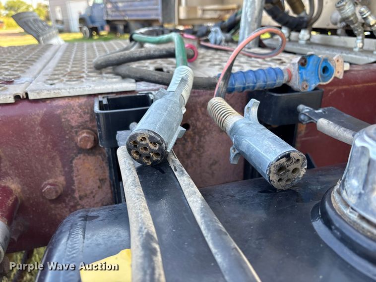 image for item DT3277 2005 Kenworth W900 semi truck