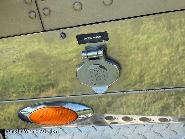 image for item DT3277 2005 Kenworth W900 semi truck