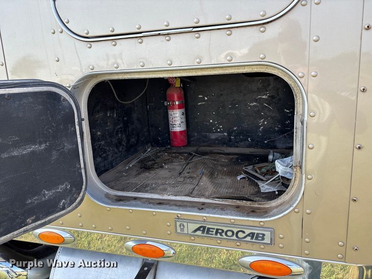 image for item DT3277 2005 Kenworth W900 semi truck