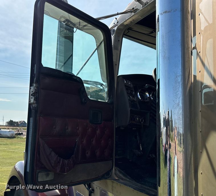 image for item DT3277 2005 Kenworth W900 semi truck
