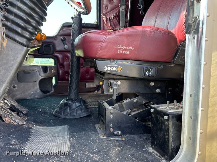 image for item DT3277 2005 Kenworth W900 semi truck