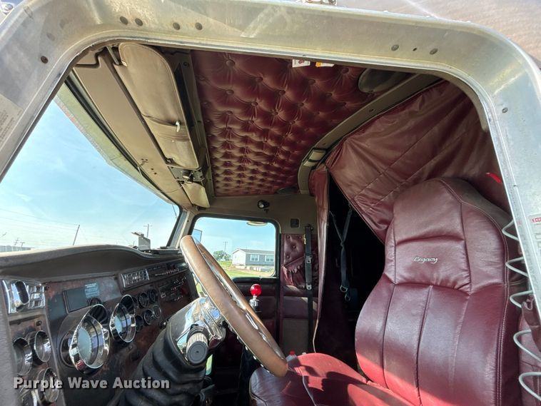 image for item DT3277 2005 Kenworth W900 semi truck