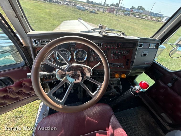 image for item DT3277 2005 Kenworth W900 semi truck