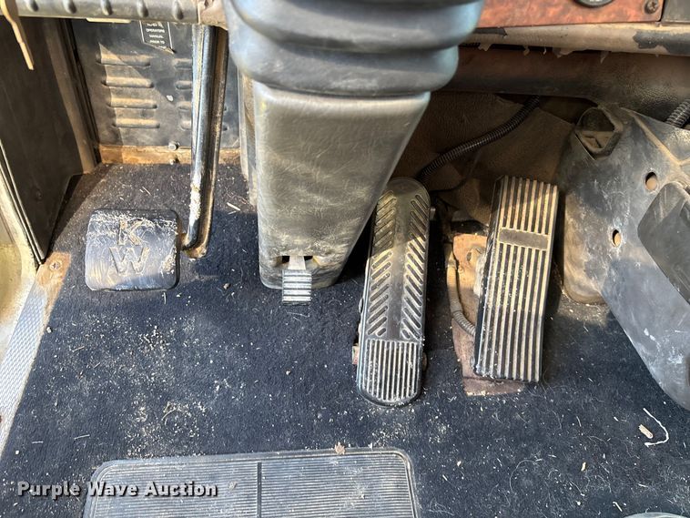 image for item DT3277 2005 Kenworth W900 semi truck