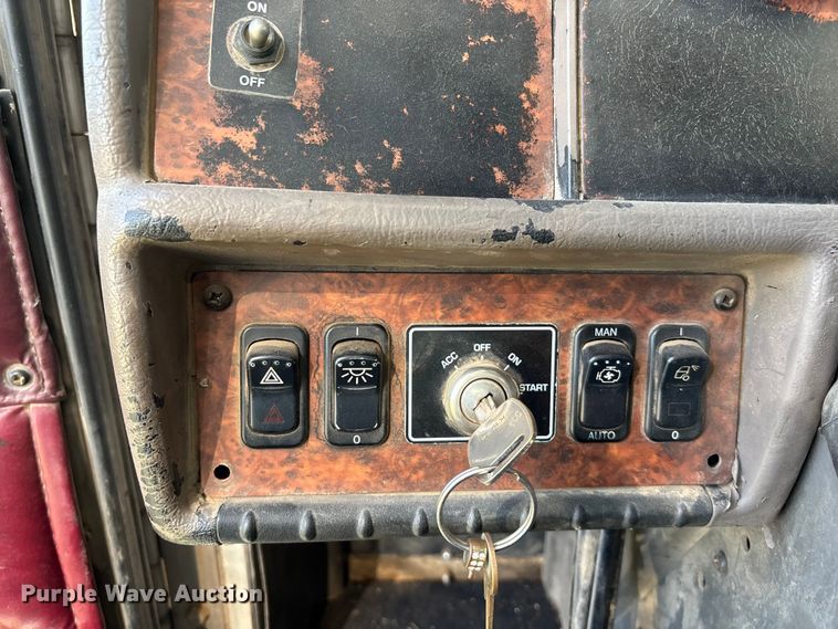 image for item DT3277 2005 Kenworth W900 semi truck