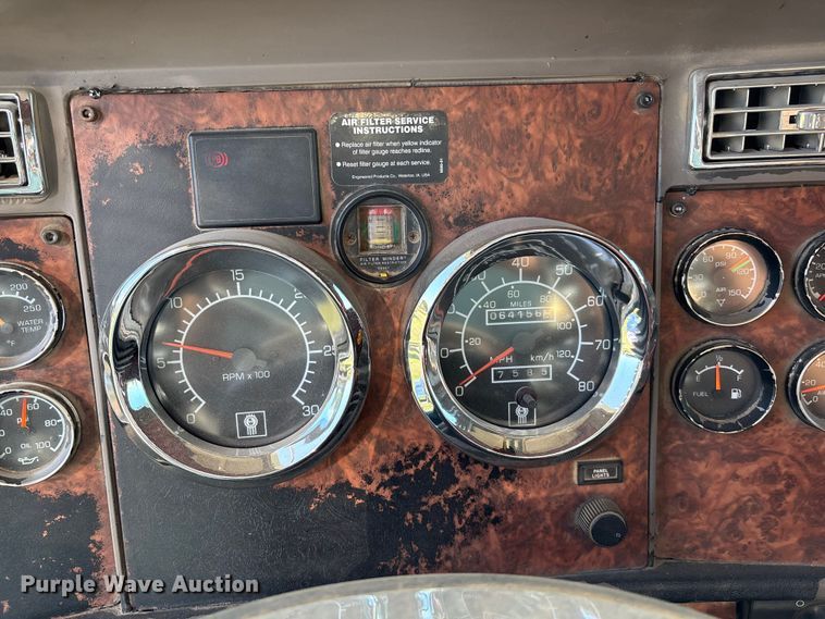 image for item DT3277 2005 Kenworth W900 semi truck